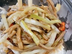 韭黄炒杏鲍菇-何氏排骨(左家塘店)