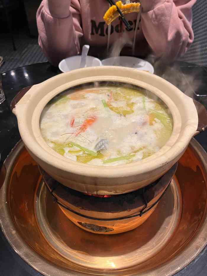 朱雀打边炉(长宁店)-"这家店要从这个"红地毯"进去,直接上2楼.