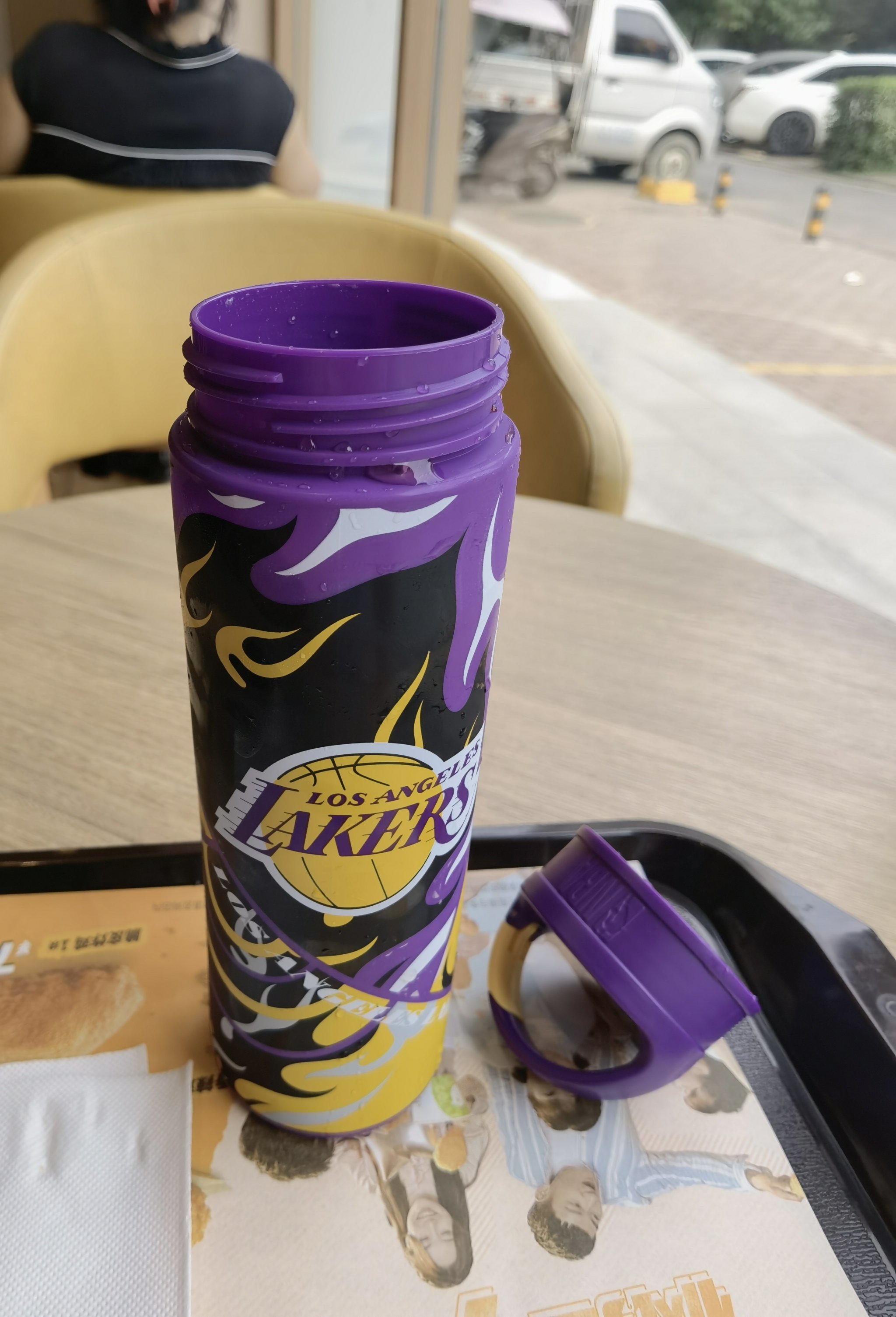 德克士最近推出的nba联名杯套餐很酷炫