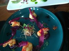 煎虾配紫薯泥薯片及姜味柠檬汁-AZUL by FUEL蓝色·法式酒馆(琶醍店)