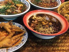 -爆炸头阿姨小四川正宗川味小吃(无任何分店)