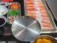 -围炉肉舍•炭烤活鳗•丹东海鲜烤肉(步行街店)