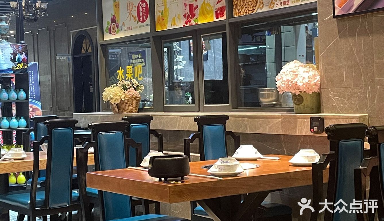 两个女生要了四份素菜一份 一份土豆粉 一份葱油饼