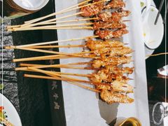 -何妹湿辣牛肉·粤式烧烤砂煲(桂雅路店)