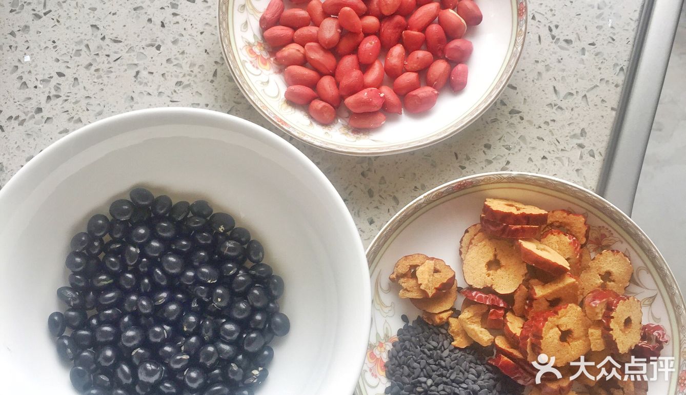 养生黑芝麻黑豆花生红枣豆浆