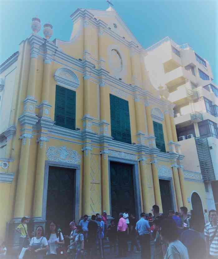 女娲庙-"澳门女娲庙位于澳门草堆街与大三巴街交界处.