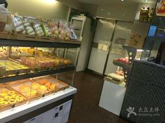 面包甜点陈列柜-康欣烘焙连锁(湛师店)