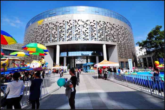 龙岩国际美食城-"[薄荷]环境:在福州没碰到这么大的火锅.