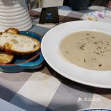 外面下着雨，淅淅沥沥的，两个人吃，点了个披萨