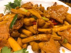 猪颈肉炒海鲜菇-胡桃里音乐酒馆(海雅缤纷城店)