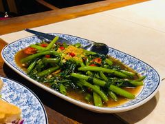 烤空心菜-卷心菜和避孕套餐厅(Pattaya)