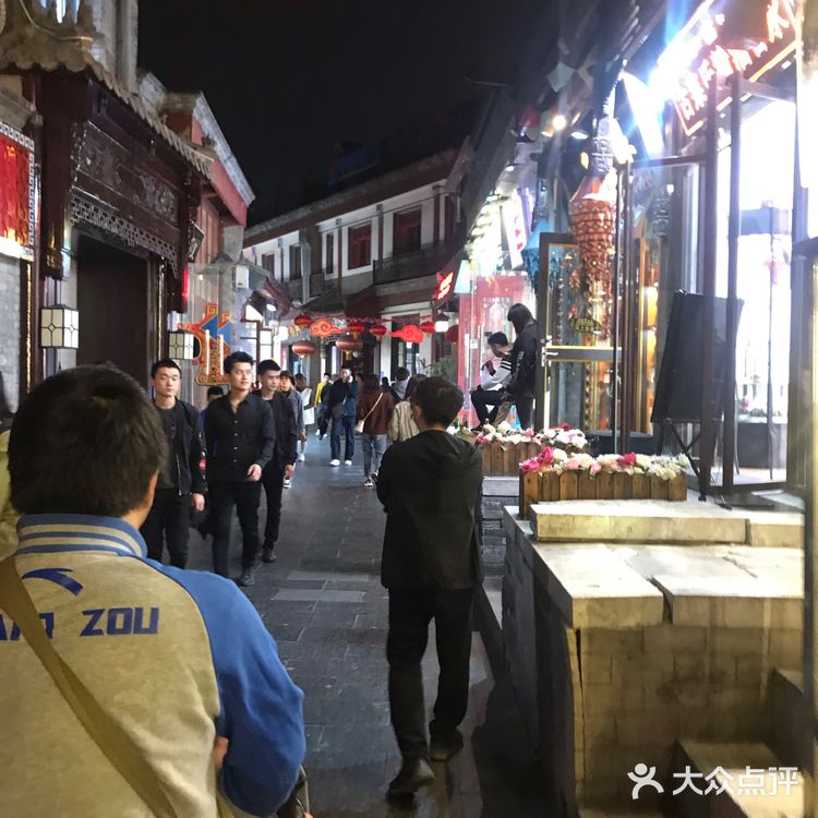 后海是北京有名的地标，酒吧一条街著名