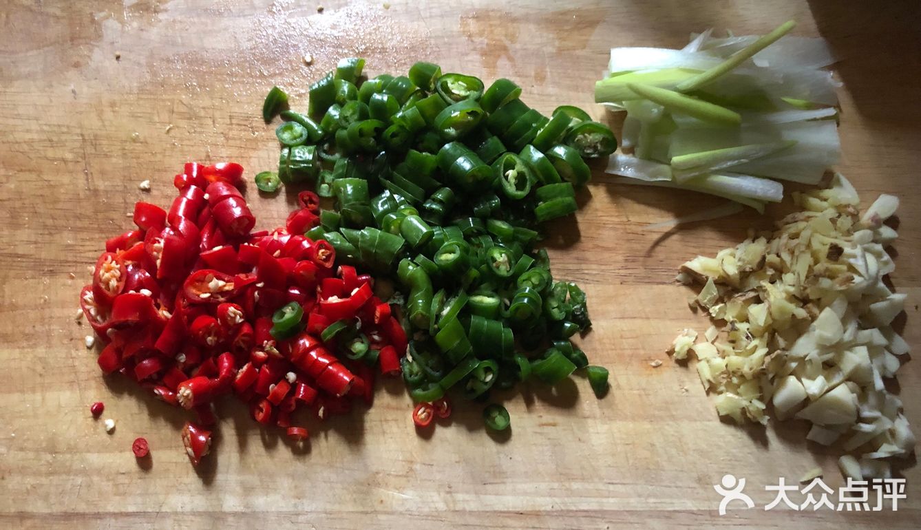 品尝正宗湘西风情的剁椒鱼头