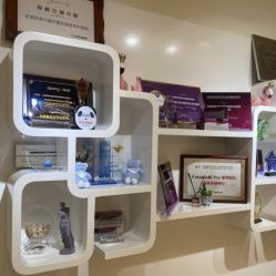 店内墙上很多的资质证明-天津伊美尔医疗整形美容专科医院