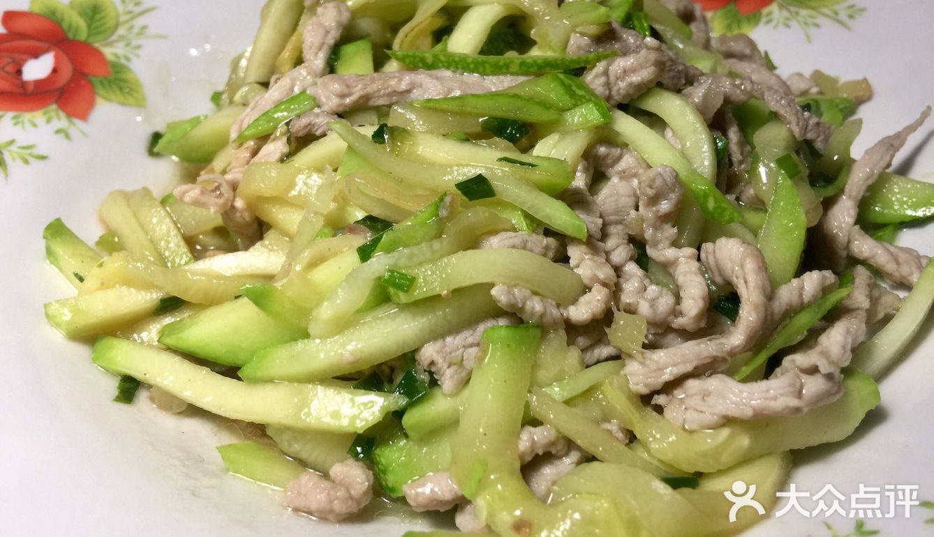 上桌就被消灭的西葫芦炒肉丝～