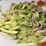 上桌就被消灭的西葫芦炒肉丝～