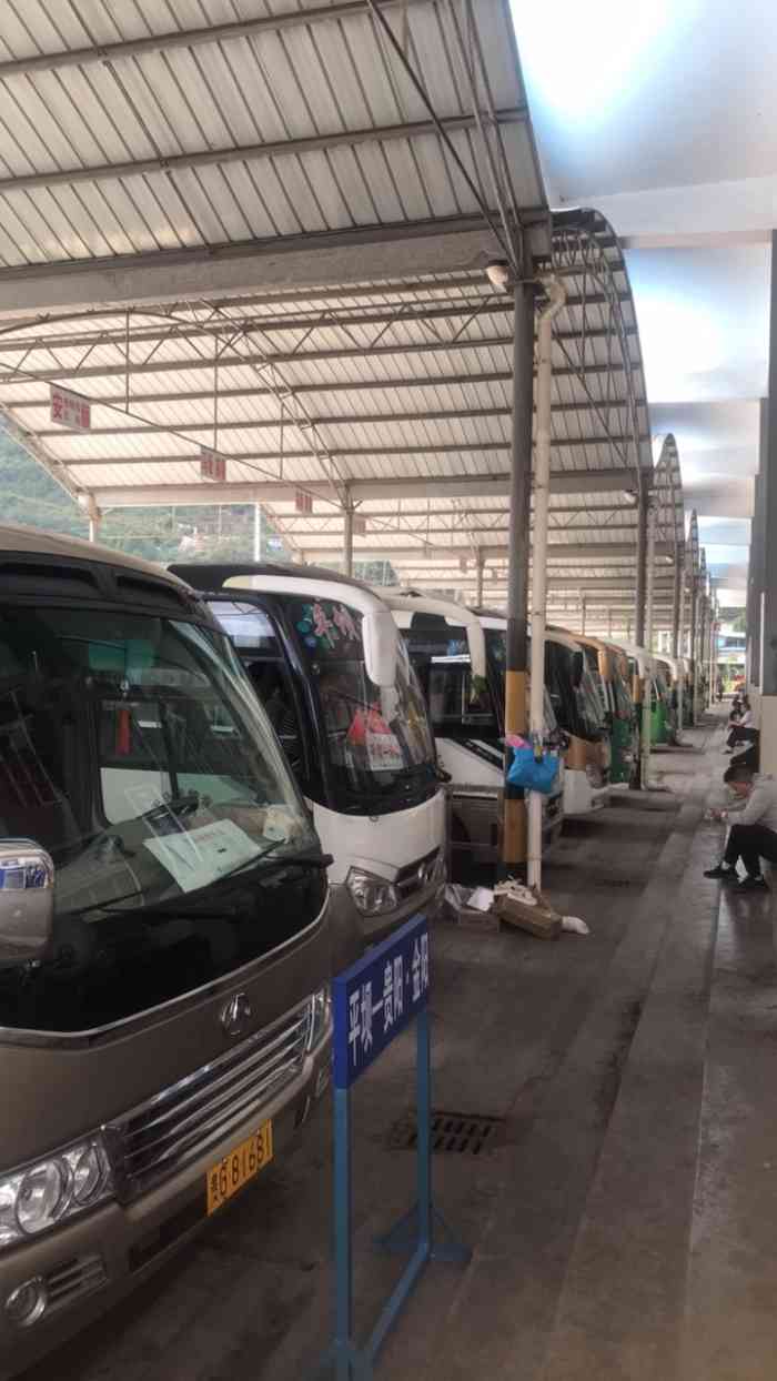 平坝南客运站在平坝区里面有直达贵阳和其他地区的汽车车站安检非常