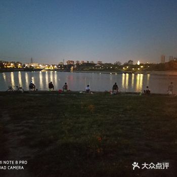 大家一看便明白，这些人坐在河边钓鱼，现在人们追求的娱