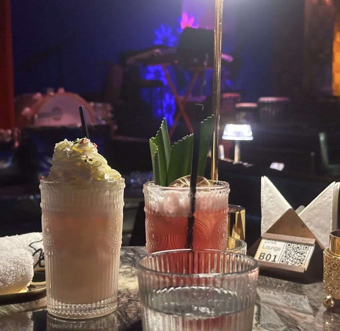 酒吧闪烁的灯光,摇曳的酒杯,音乐在耳边低吟