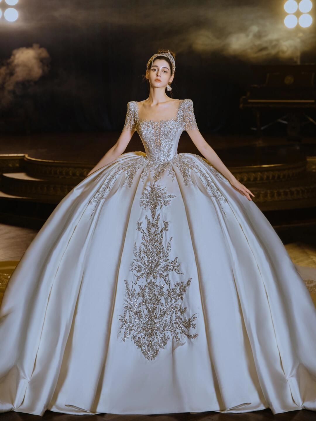 超梦幻公主风缎钻结合拖尾婚纱高级细腻的意