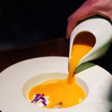 这里有酒有表演 还有美味牛排套餐～