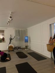 -闺蜜瑜伽·普拉提女性塑形馆