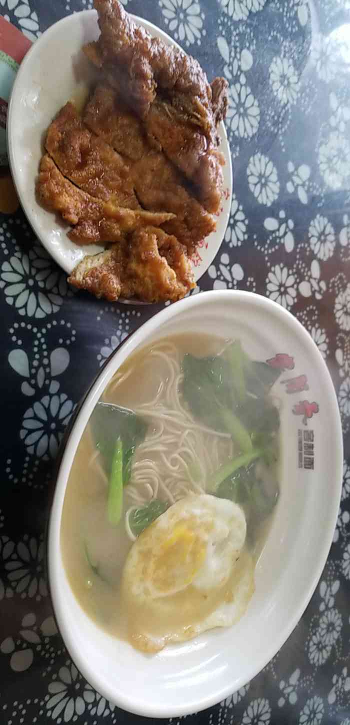 富阳春面馆(七都店"这家店在七都镇上生意还是满火的,每到饭店.