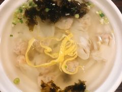 鲜肉小馄炖-新龍袍蟹黄汤包(南京东路店)