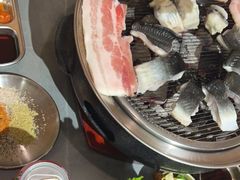 -围炉肉舍•炭烤活鳗•丹东海鲜烤肉(步行街店)