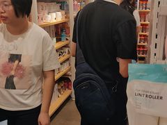 -名创优品(北京新中关购物中心地铁层店)
