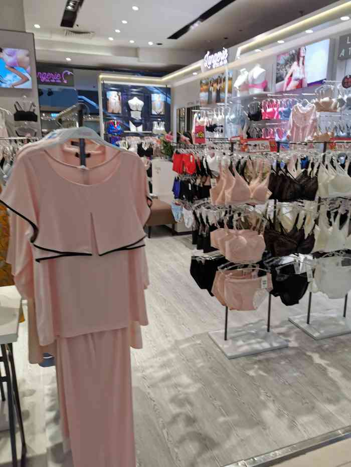 曼诗婷(白云万达百货店)-"曼诗婷全称是mansmiling,牌子英.