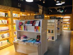 -新华里咖啡书吧(新华书店小寨店)