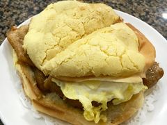 菠萝芝士猪扒蛋包-新鸿发咖啡美食