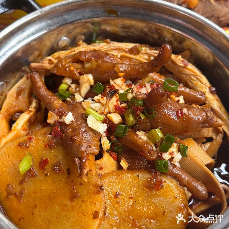 小区楼下竟藏着神仙热卤铺！这也太香了吧～🍖