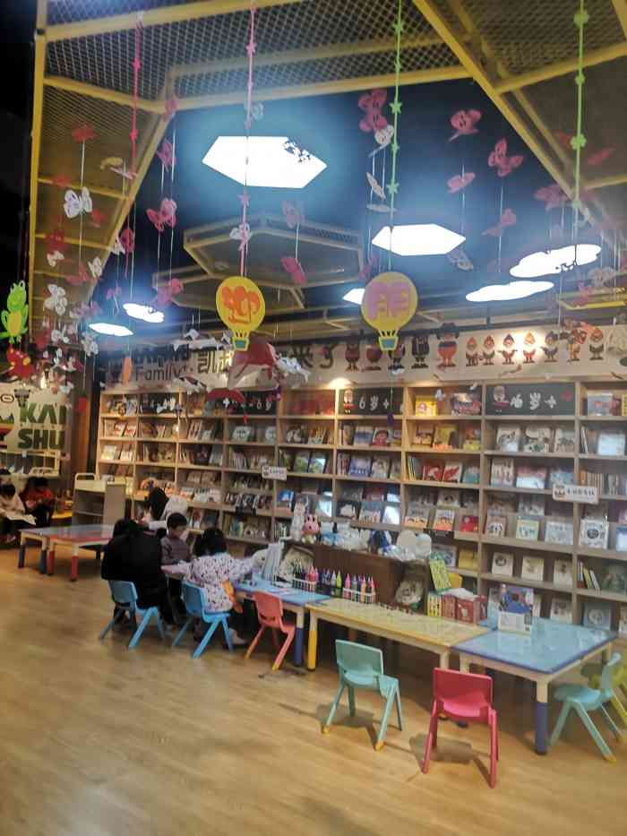 大众书局·纸品咖啡-"一家三口来盐城自驾游,来到商场避暑,儿子.