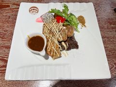 果木肩押牛排拼芝麻酱鸡扒-超级厨房概念餐厅(奥园广场店)