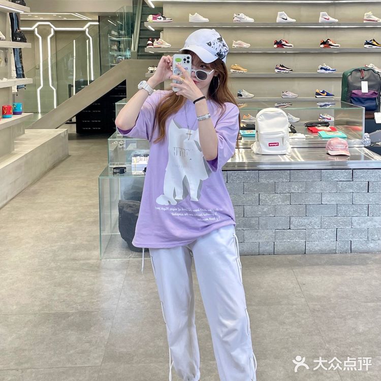 夏日撞色穿搭|超出片的潮流品牌coffee集合店