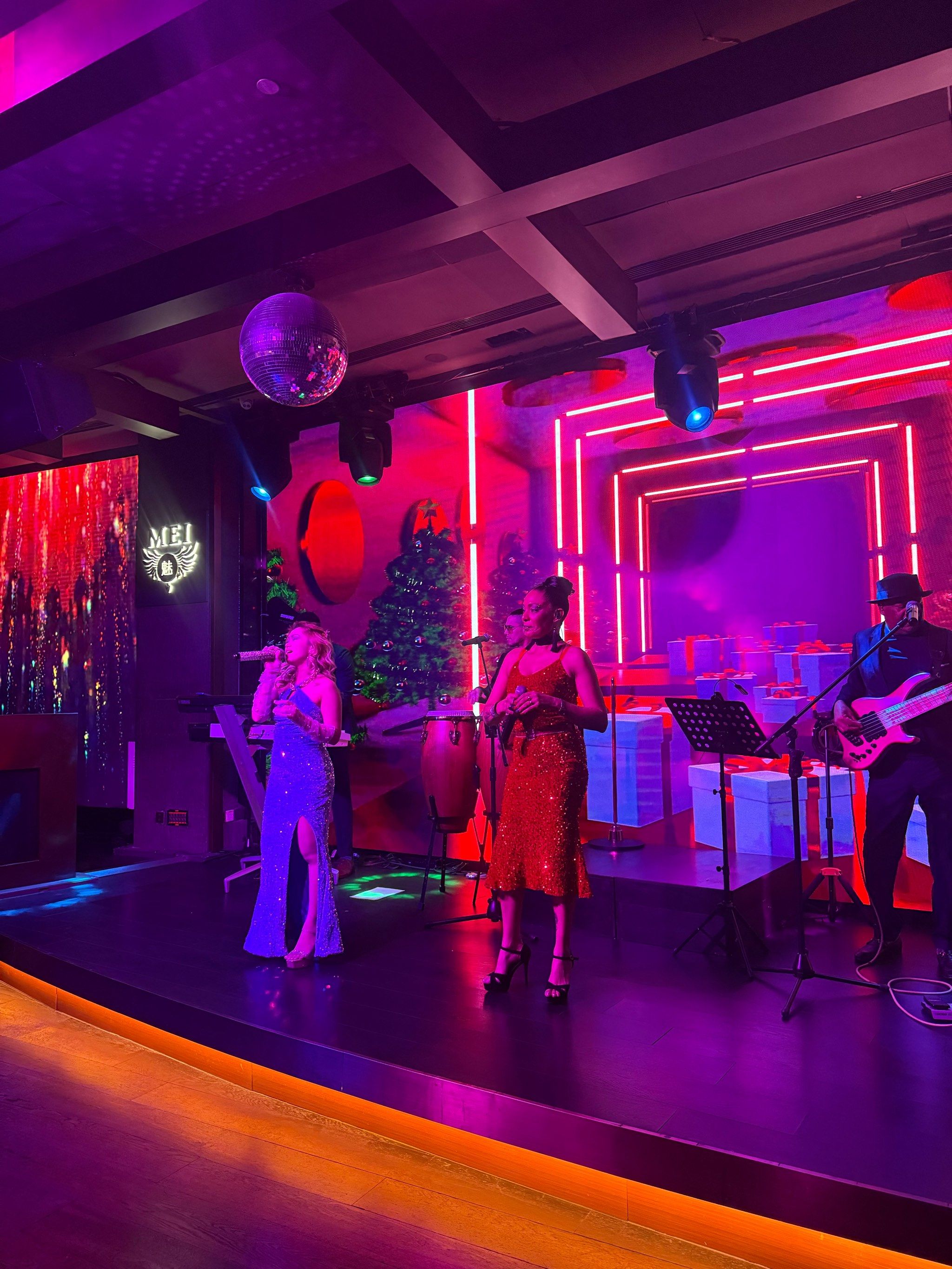 酒吧整体氛围很好 歌手唱歌很好听 景色也不错 感谢ricky送的酸黄瓜