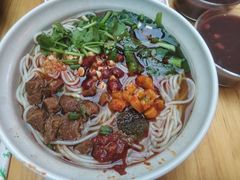 张飞牛肉面-爆炸头阿姨小四川正宗川味小吃(无任何分店)