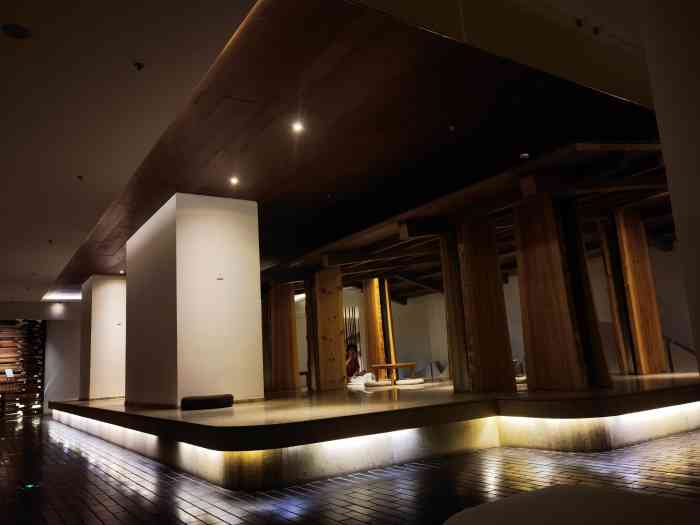 名都清水湾休闲商务酒店-"位置在鲁美对面,很多年老店,自己有停车场.