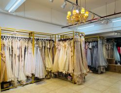 -月月婚纱礼服仓储店(王府井店)
