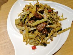 自制酸菜炒牛肉-宏记广东客家菜(丰汇店)