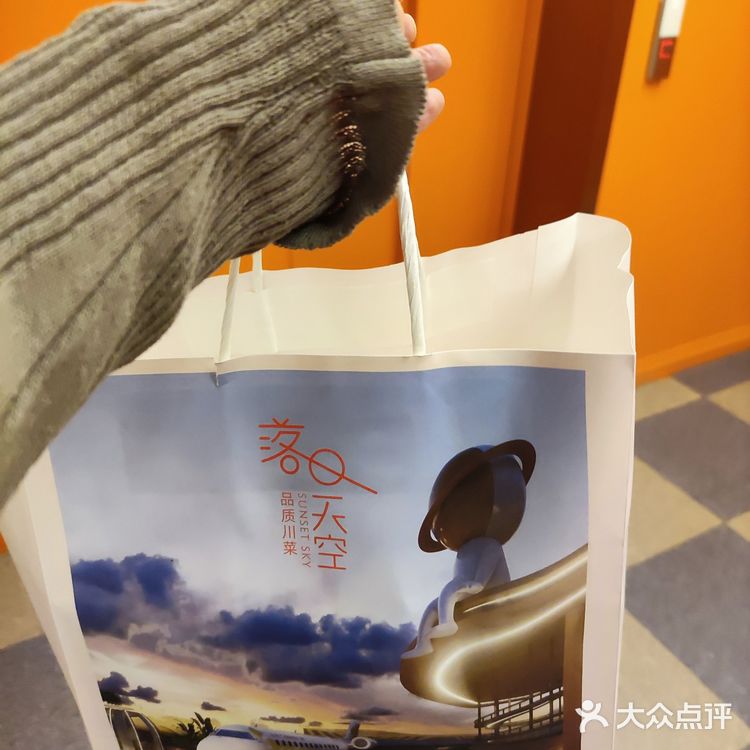 没赶上夕阳，但赶上了夜景和表演，凉爽的秋天在户外吃饭[牛排]。