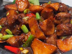 石锅蘑菇黑椒牛肉粒-鹿港小镇(黄金店)