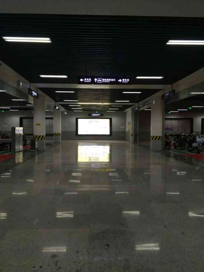 龙泉驿地铁站非机动车停车场-"面积挺大的!停车很方便!就在地铁站!