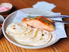 烟熏三文鱼配烤饺子皮和芥末籽酱-BOR Eatery(安福路店)