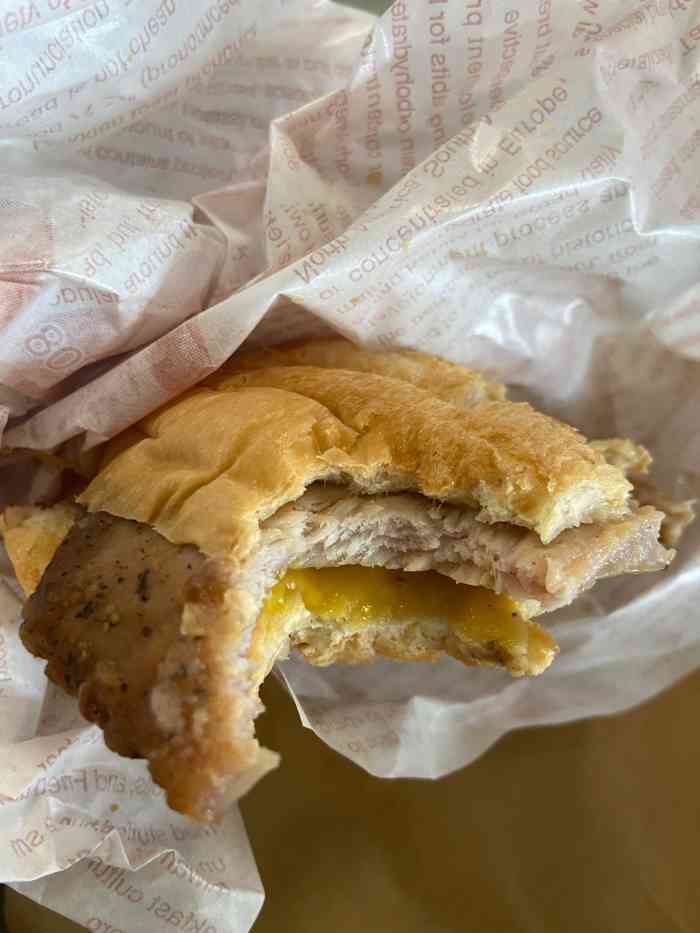 lc猪扒包(白云机场店)-"打卡白云机场的lc猪扒包,猪扒热乎乎的,.