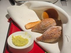 餐前面包配黄油-弦月窗LUNETTE BY AMANDA(复兴路店)