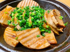 三层肉蒸芋头-头上红煨盐鸡·非遗院子餐厅