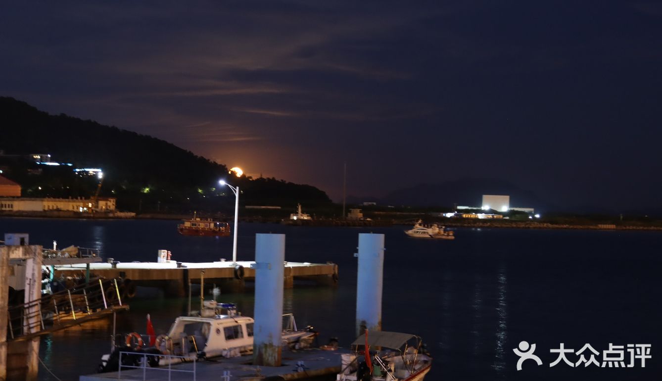 中秋夜看月出东方 从山后升起倒映在水中